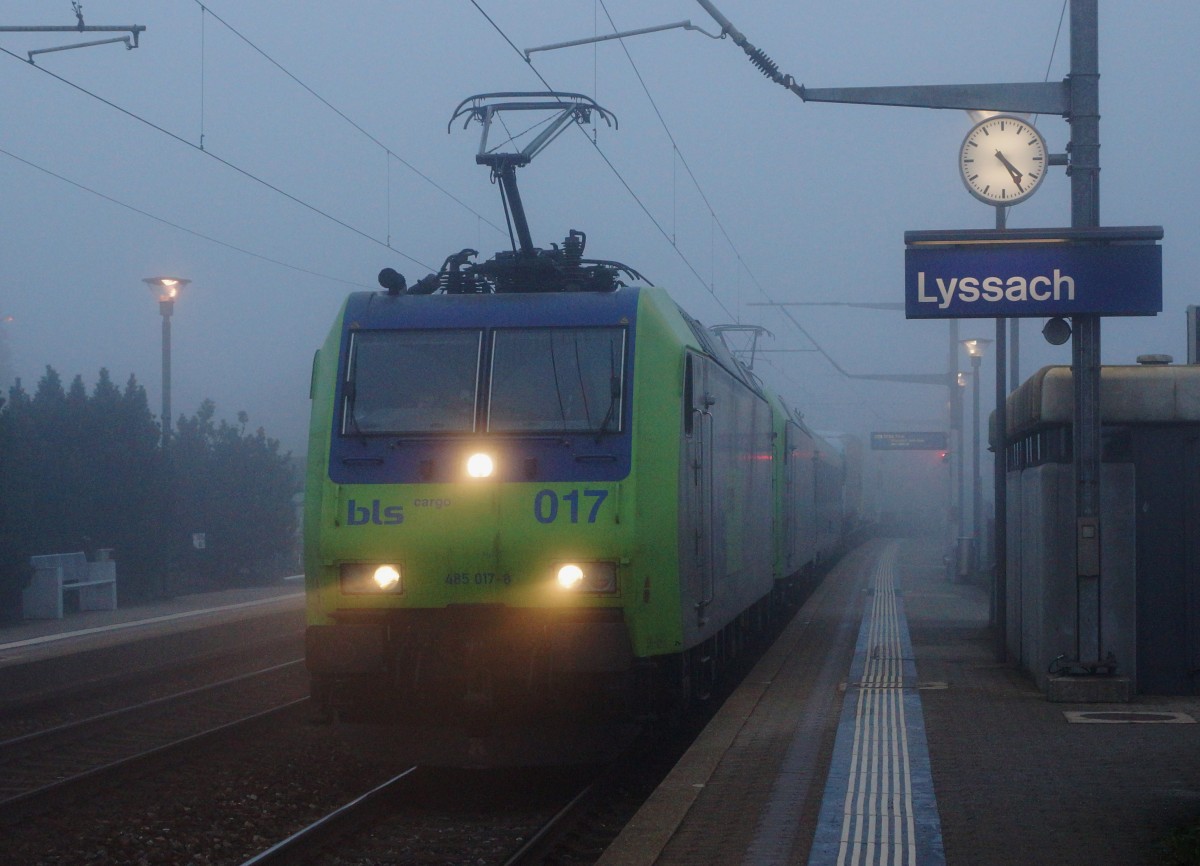 BLS: Doppeltraktion BR 485 mit einer Rola in der Abenddämmerung bei starkem Nebel bei Lyssach unterwegs am 2. Dezember 2015.
Foto: Walter Ruetsch