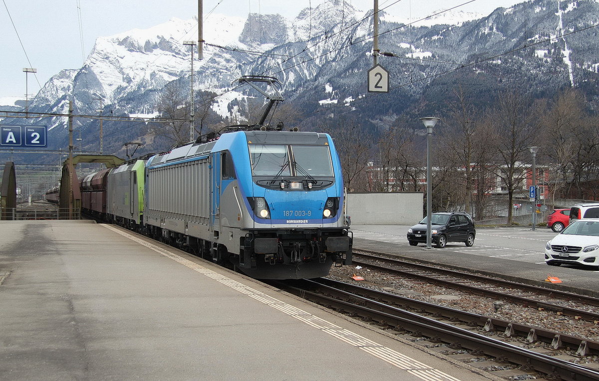 BLS Doppeltraktion mit einem Schüttgutzug bei der Durchfahrt in Landquart.08.03.17