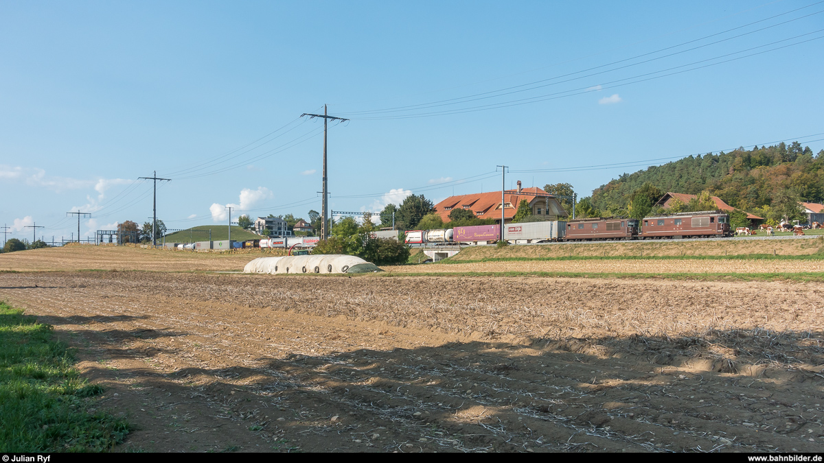 BLS Doppeltraktion Re 4/4 185 und 176 mit UKV-Zug am 19. September 2018 zwischen Ostermundigen und Gümligen.