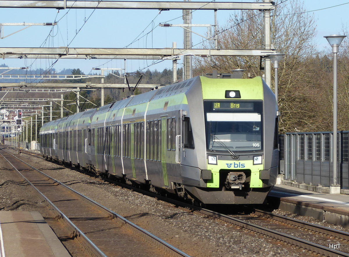 BLS - Durchfahrender RE im Bahnhof Münsingen am 24.12.2015