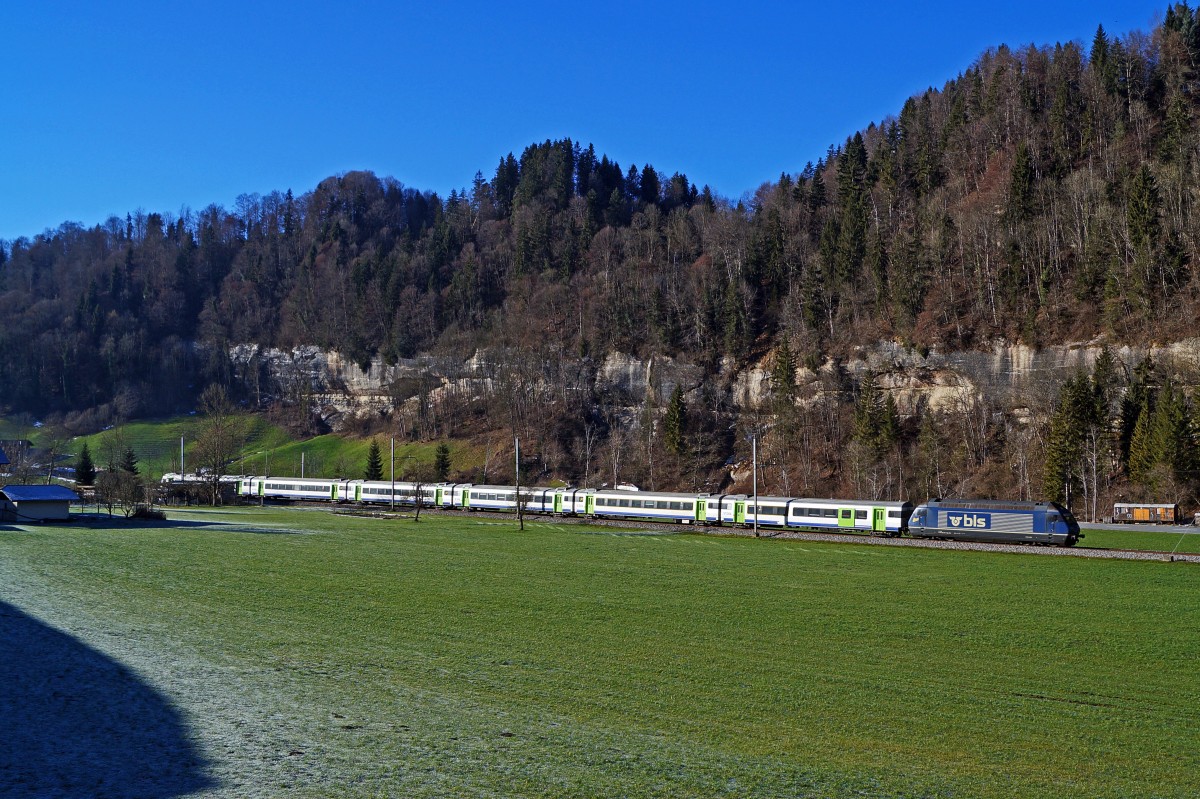 BLS: Eine Re 465 mit RE Luzern-Bern bei Wolhusen am 5. Januar 2015.
Foto: Walter Ruetsch