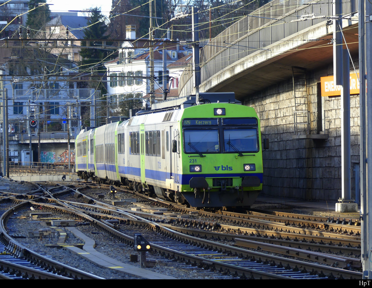 BLS - Einfahrender Regio in den Bahnhof Bern an der Spitze der Triebwagen RBDe 4/4 566 231-7  am 30.12.2021