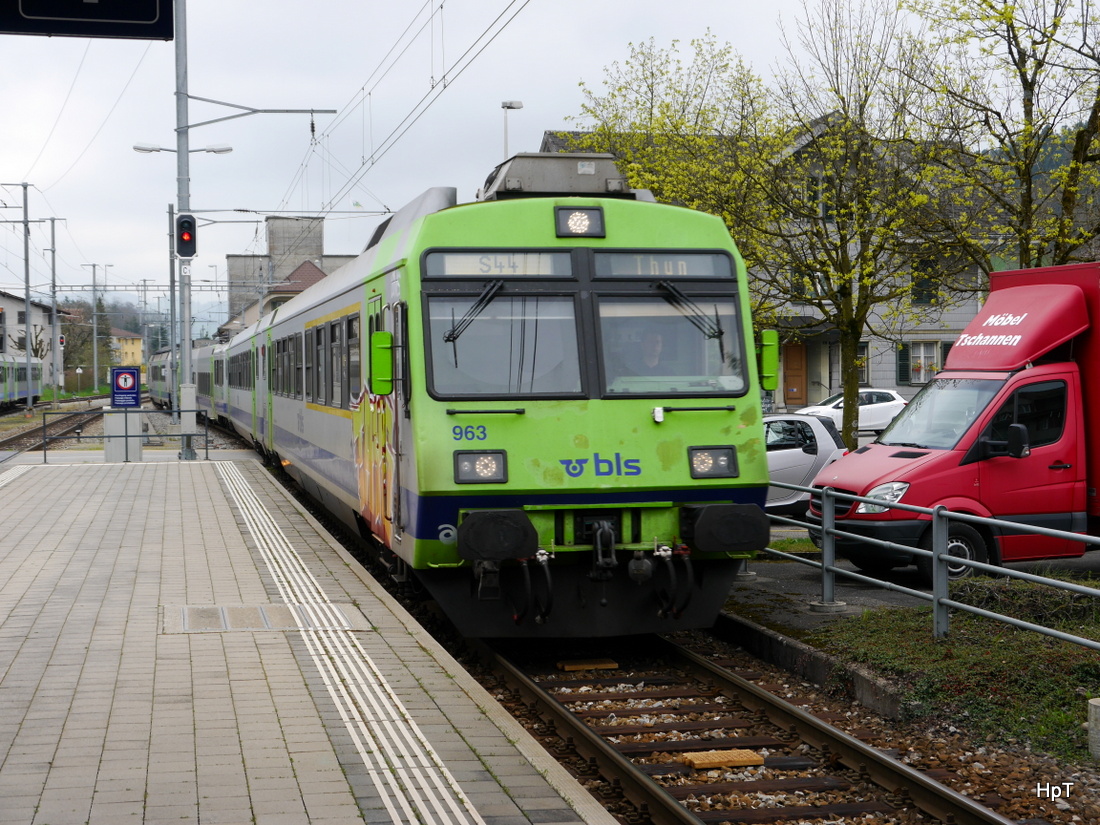 BLS - Einfahrender Regio nach Thun im Bahnhof Lützelflüh am 18.05.2015