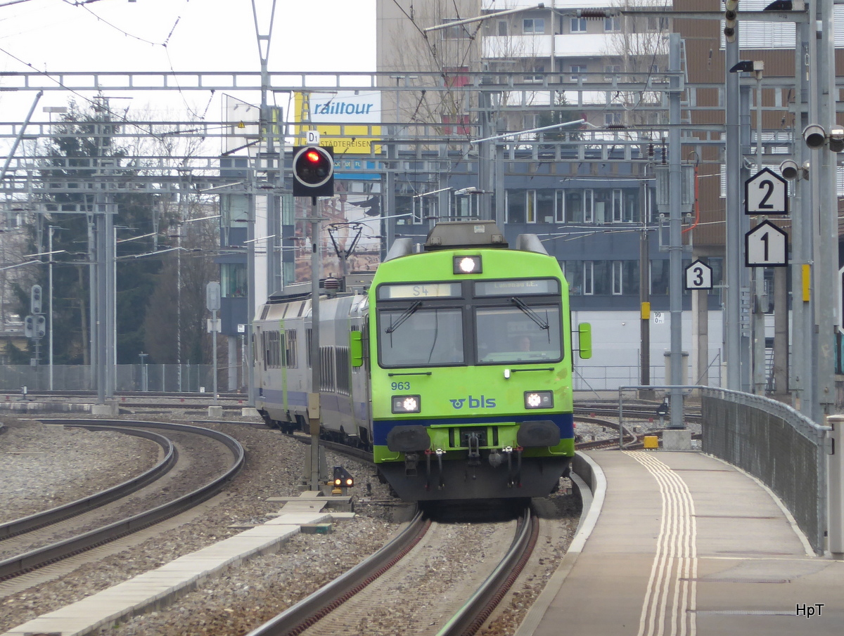 BLS - Einfahrender Regio nach Langnau an der Spitze der Steuerwagen 1/2 Kl. ABt 50 85 80-35 963-8 im Bahnhof Zollikofen am 12.03.2016