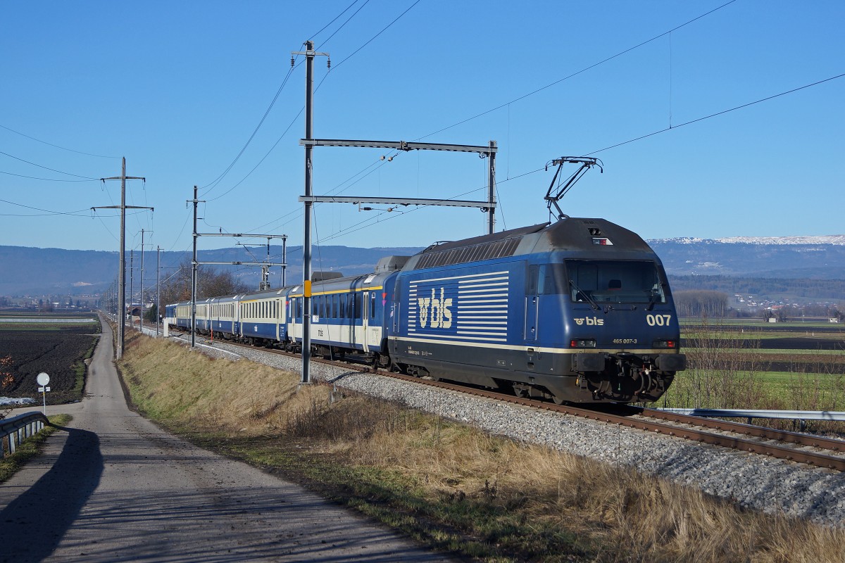 BLS: Ersatz EW-I-Pendelzug mit der Re 465 007 bei Kerzers am 13. Januar 2015. Diese Zugskomposition ersetzte den Kamblyzug, der sich während längerer Zeit in der Revision befand.
Foto: Walter Ruetsch