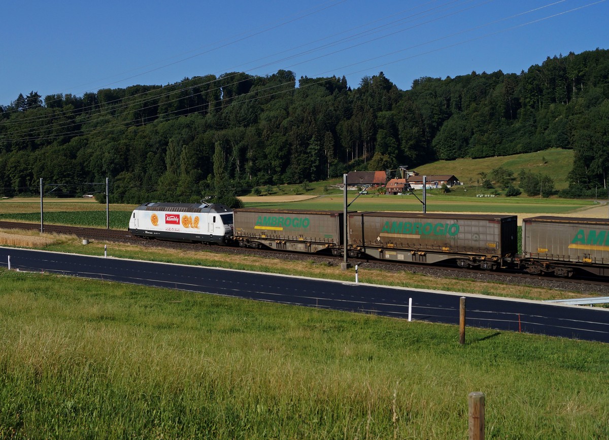BLS: Etwas gewöhnungsbedürftig ist die KAMBLY-Lok im Güterverkehr. Die Momentaufnahme ist am 14. Juli 2015 bei Hermiswil entstanden.
Foto: Walter Ruetsch