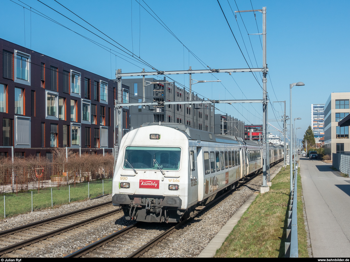 BLS EW-III-Kambly-Zug mit Bt 990 am 6. April 2018 zwischen Bern Bümpliz Nord und Bern Brünnen Westside.