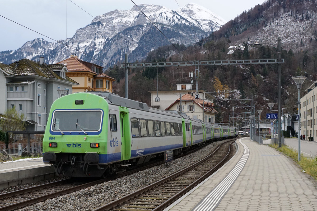 BLS EW III-Pendel mit der Re 420 502, ehemals SBB, als RE Interlaken Ost - Zweisimmen in Interlaken West am 4. Dezember 2020.
Seit dem 13. Dezember 2020 sind diese fotogenen Züge Geschichte.
Foto: Walter Ruetsch