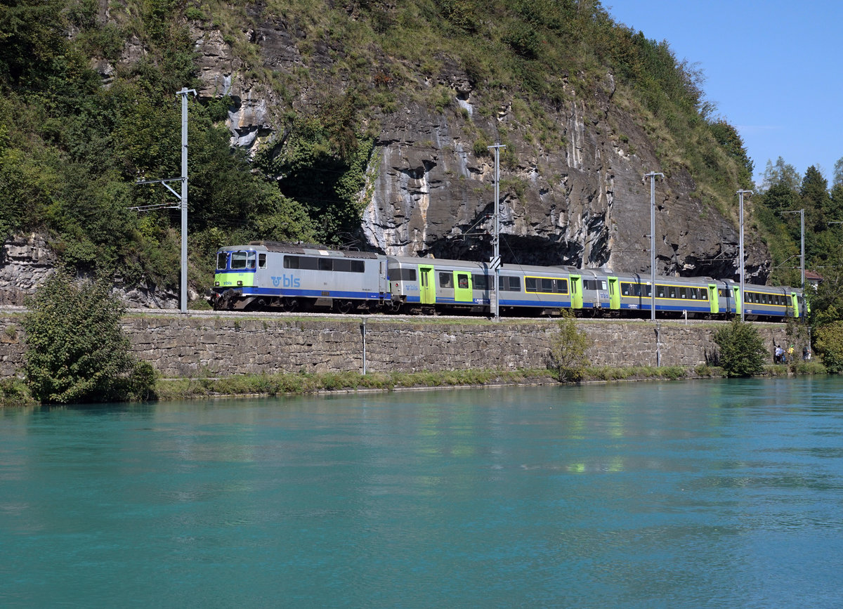 BLS EW III-Pendel mit der Re 420 502, ehemals SBB, als RE Interlaken Ost - Zweisimmen bei Interlaken West am 9. September 2020.
Seit dem 13. Dezember 2020 sind diese fotogenen Züge Geschichte.
Foto: Walter Ruetsch