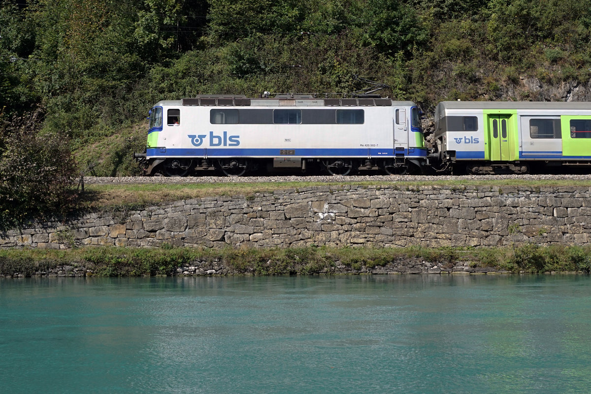BLS EW III-Pendel mit der Re 420 502, ehemals SBB, als RE Interlaken Ost - Zweisimmen bei Interlaken West am 9. September 2020.
Seit dem 13. Dezember 2020 sind diese fotogenen Züge Geschichte.
Foto: Walter Ruetsch