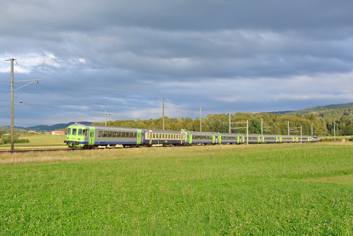 BLS EWIII Verstrkungsmodule: RE 3338 bei Worb SBB; an der Spitze ist das Modul, bestehend aus dem Bt EWI (ex. MThB) 50 63 29-33 902-8 und dem B EWI 50 85 20-35 469-9, hinter dem EWIII Pendel schiebt die Re 420 501-9, 19.08.2014. 

