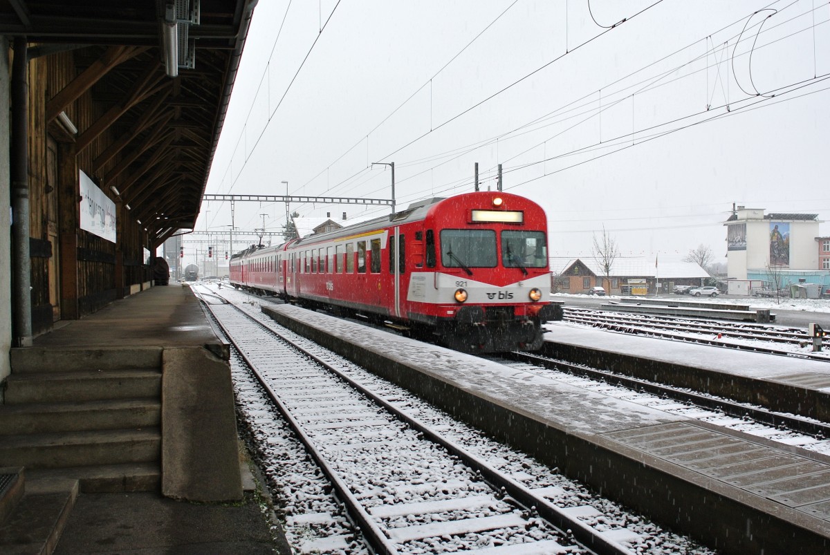 BLS ex. RM RBDe 566 I Pendel, bestehend aus ABt 50 38 38-33 921-9, B 50 38 29-34 555-5 und RBDe 566 221-8 als Regio 6021 Thun-Hasle - Regsau bei Einfahrt in Steffisburg, 09.12.2014.