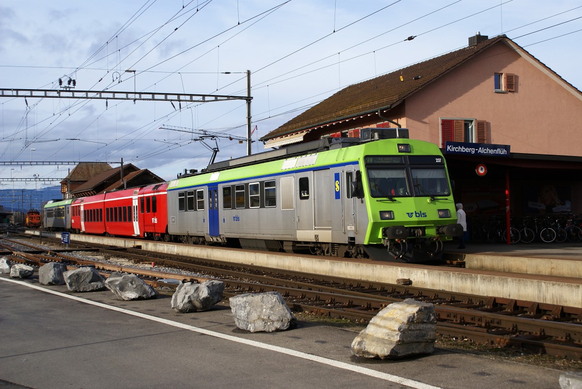 BLS: FARBVARIANTEN/VERSUCHSANSTRICH AUS DEM JAHRE 2007. RBDe 566 237 ex RM in Kirchberg-Alchenflüh am 7. Januar 2007. Diese Farbgebung hat die BLS nicht mehr weiterverfolgt.
Foto: Walter Ruetsch
