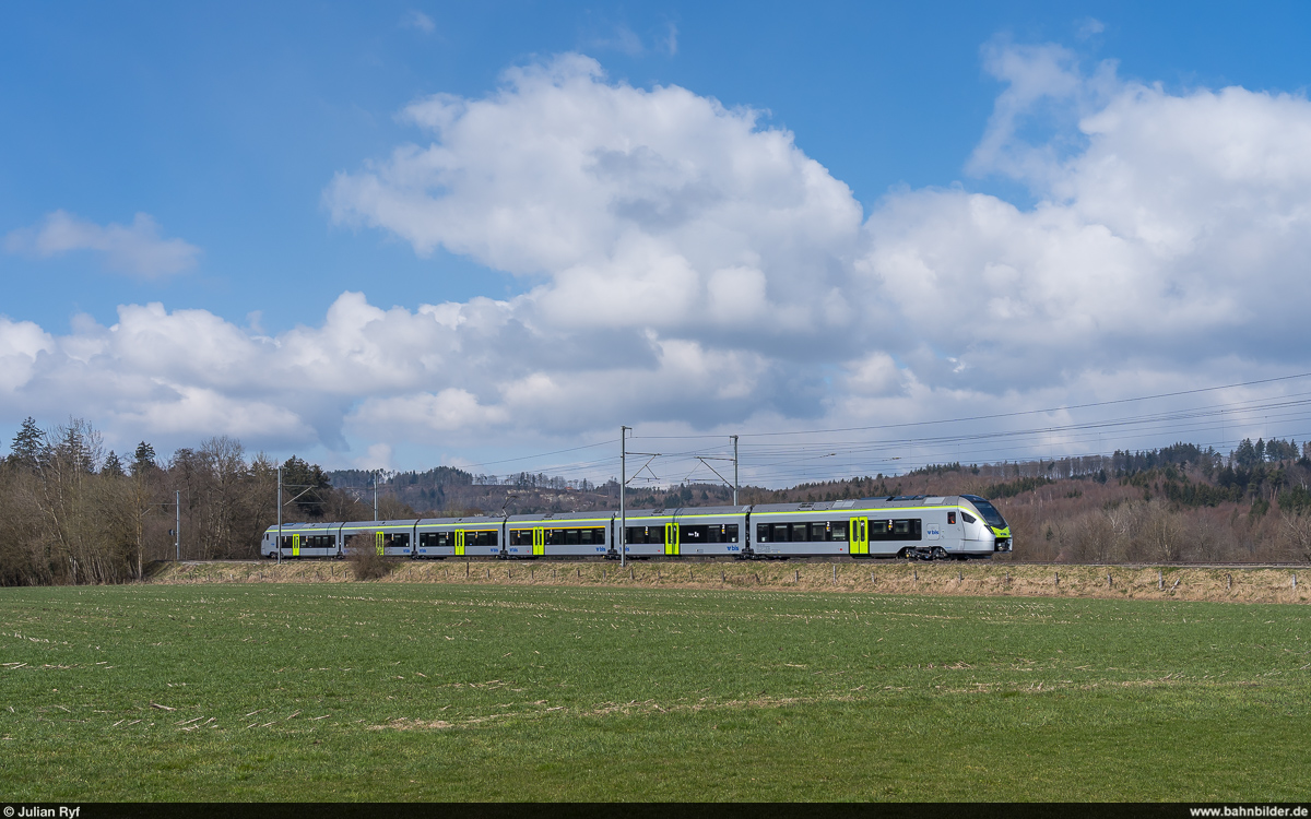 BLS FLIRT RABe 528 auf Testfahrt am 20. März 2021 bei Riedbach. Diese von der BLS MIKA genannten Züge werden auf der Linie Bern - Neuchâtel - La Chaux-de-Fonds schon bald die EW-III-Pendel ablösen.