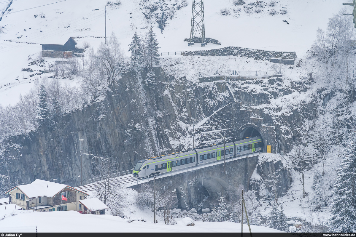 BLS FLIRT RABe 528 in Vierfachtraktion als Überfuhr Biasca - Frutigen am 13. Februar 2021 auf der unteren Wattingerreussbrücke bei Wassen.