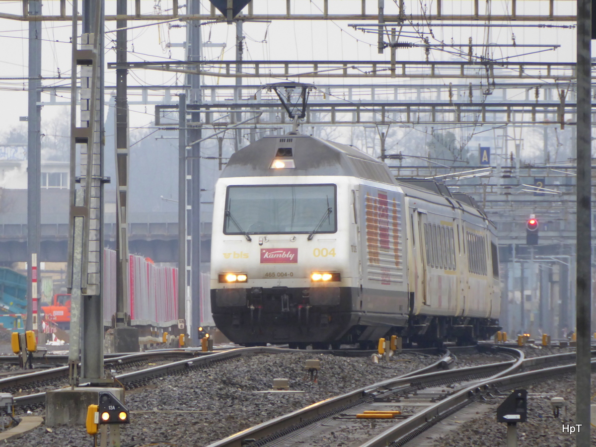 BLS - Güezi(Biscuit)-Exprees nach Luzern mit der 465 004-0 unterwegs vor der Haltestelle Bern-Wankdorf am 25.03.2016