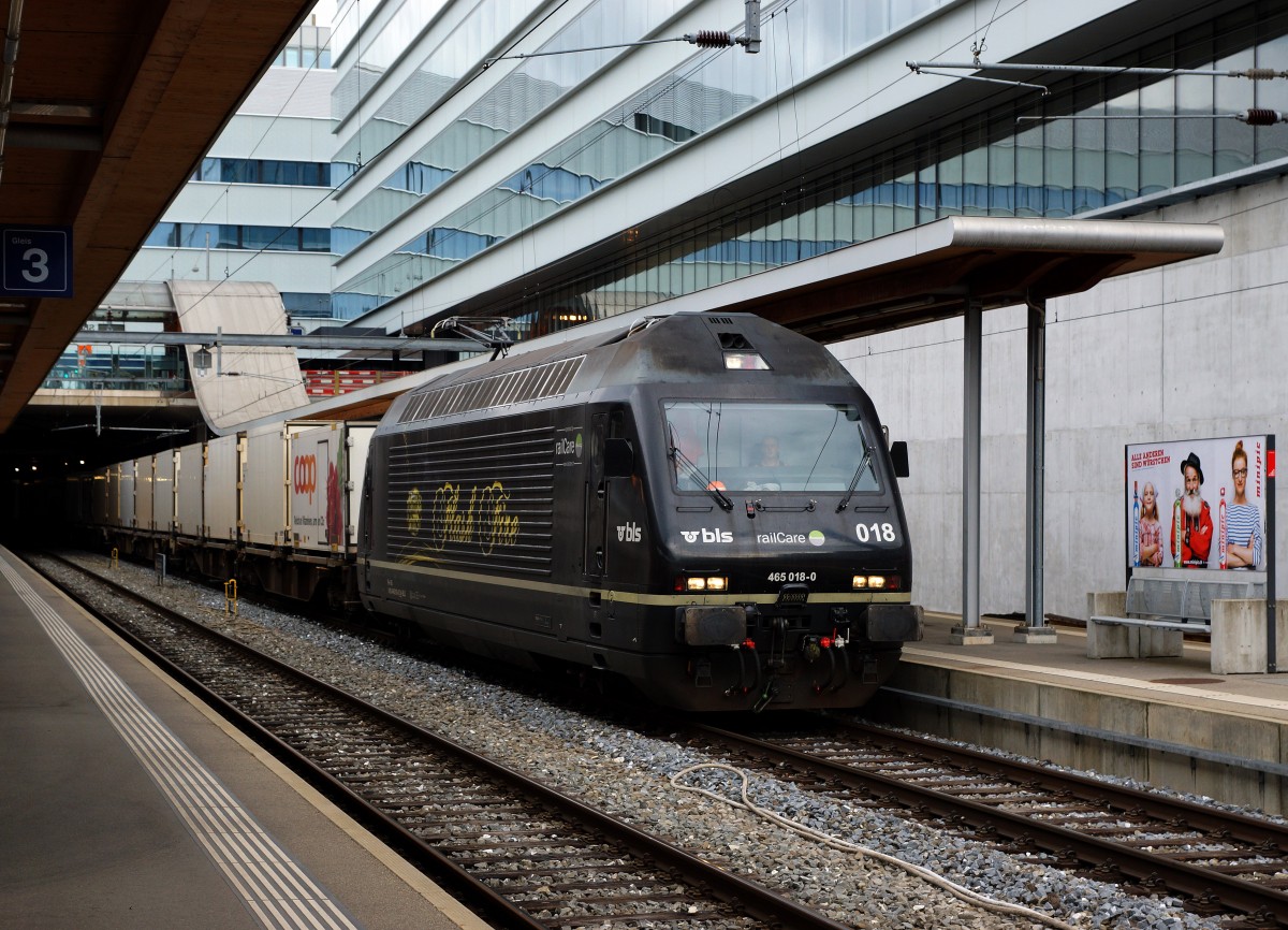 BLS: Güterzug mit Re 465 018-0 im Auftrag von RAIL CARE anlässlich einer alltäglichen Bahnhofsdurchfahrt Bern am 17. August 2015.
Foto: Walter Ruetsch