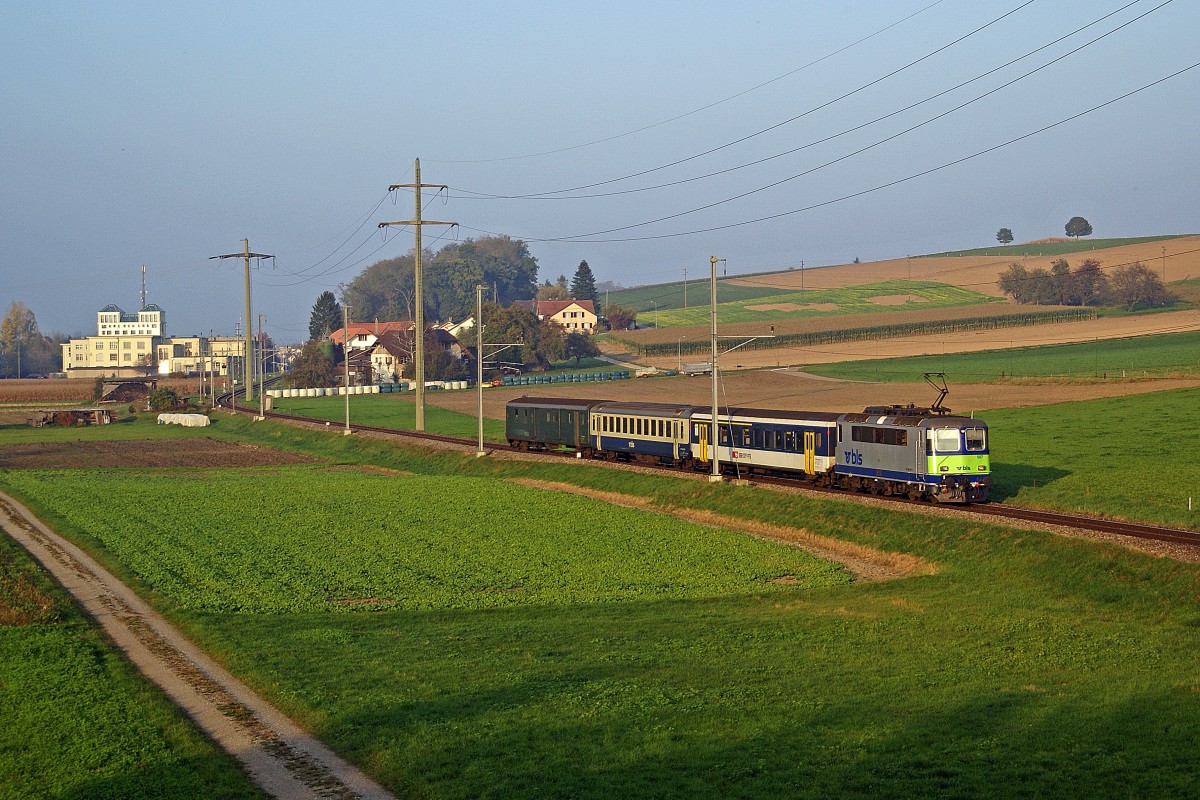 BLS: Infolge Rollmaterialmangel bei der BLS stand im Jahre 2007 der bunte  SAHLEWEIDLI PENDEL  zwischen Büren an der Aare und Kerzers im Einsatz. Der farbenfrohe Regionalzug mit der Re 420 507 wurde am 15. Oktober 2007 zwischen Kallnach und Kerzers verewigt.
Foto: Walter Ruetsch