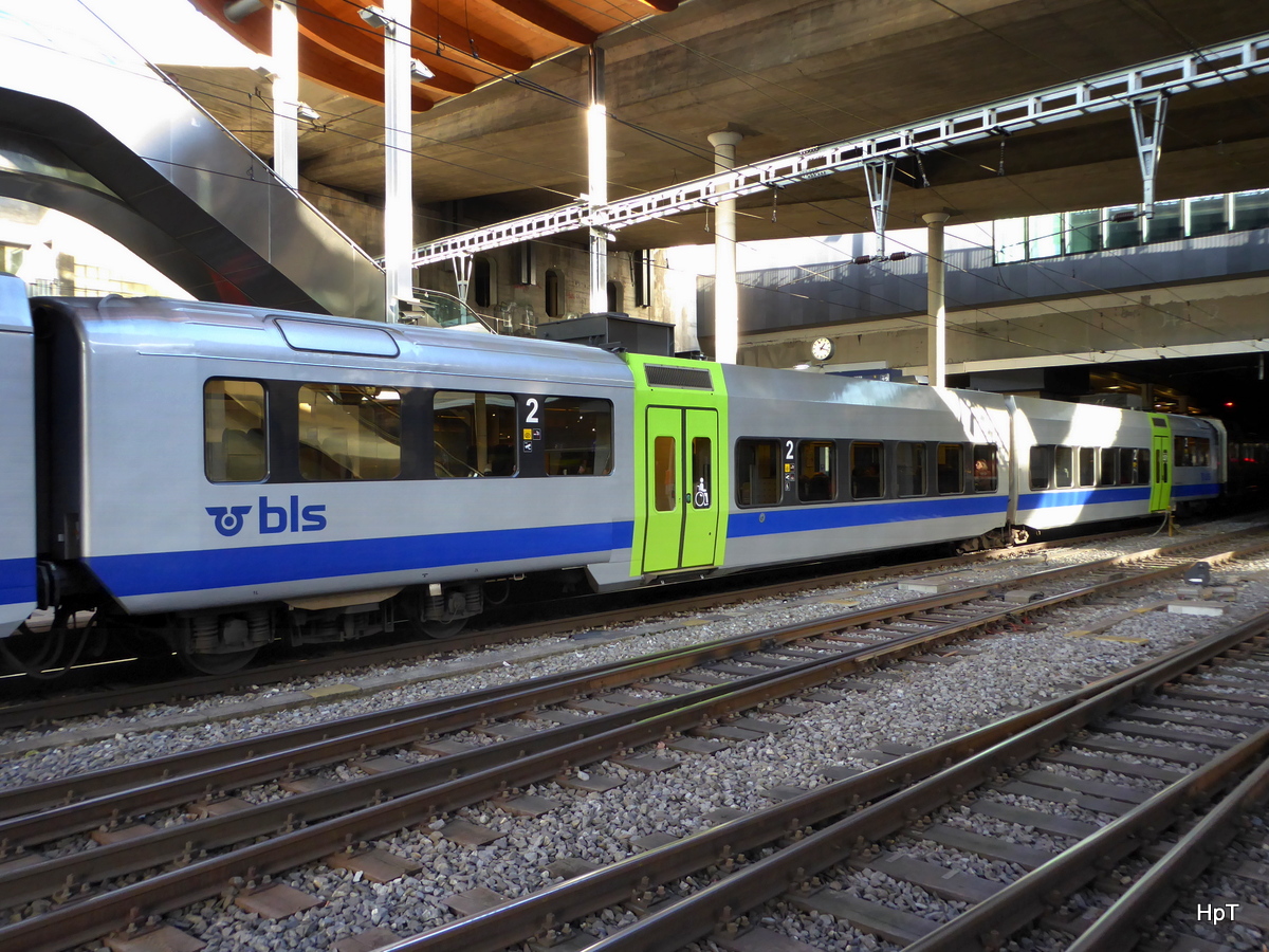BLS - Jumbo Personenwagen 2 Kl. B 50 85 22-35 626-2 im Bahnhof Bern am 24.12.2015