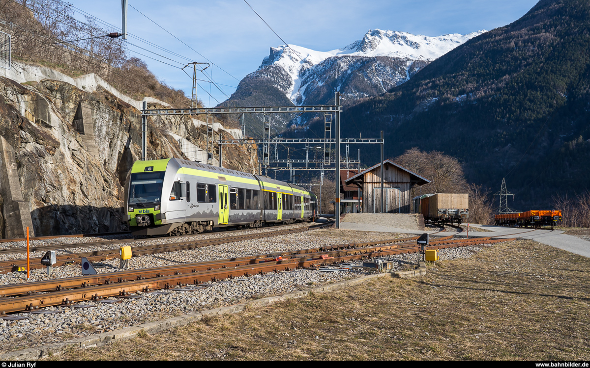 BLS Lötschberger RABe 535 103 am 15. Februar 2020 als RE Brig - Bern bei der Durchfahrt in Lalden. Während der bis 2022 dauernden Fahrbahnerneuerung im Lötschberg-Scheiteltunnel hält der Lötschberger nicht in Lalden und nur alle zwei Stunden in Hohtenn.