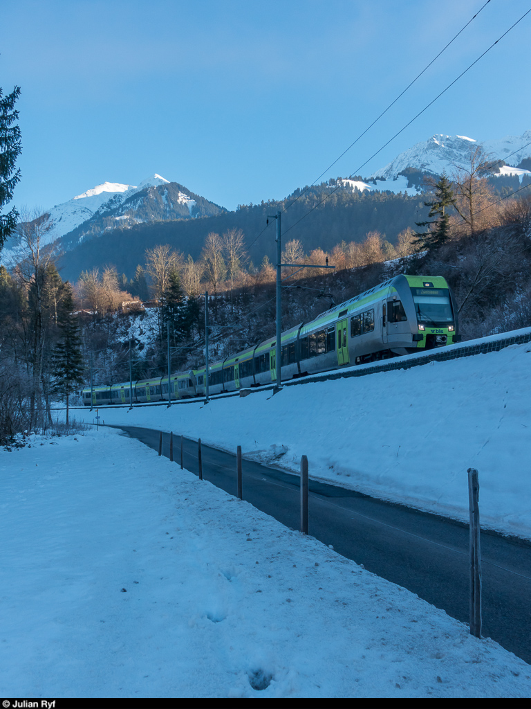 BLS Lötschberger RABe 535 106 und Schwesterfahrzeug am 24. Dezember 2017 als RE/R Bern - Spiez - Zweisimmen kurz vor Oey-Diemtigen.