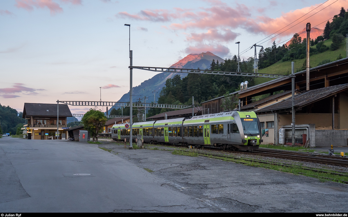 BLS Lötschberger RABe 535 106 verlässt am Abend des 4. Juli 2020 als Regio Spiez - Zweisimmen den Bahnhof Erlenbach im Simmental.<br>
Noch in diesem Herbst soll der Umbau des Bahnhofs starten. Dabei werden u. a. zwei neue BehiG-gerechte Aussenperrons gebaut und die Bahnanlage erneuert.