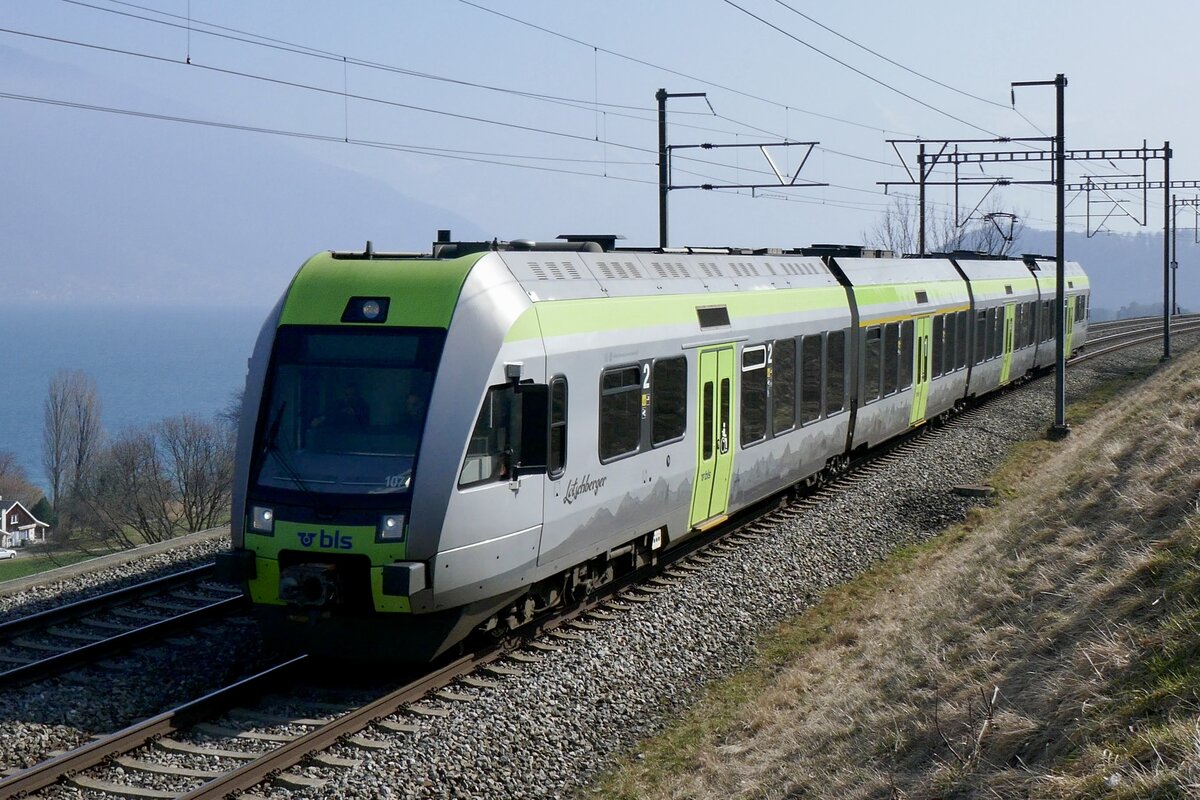 BLS Lötschberger RABe 535 107 als Überführungszug in richtung Thun, am 5.3.23 bei Einigen.
