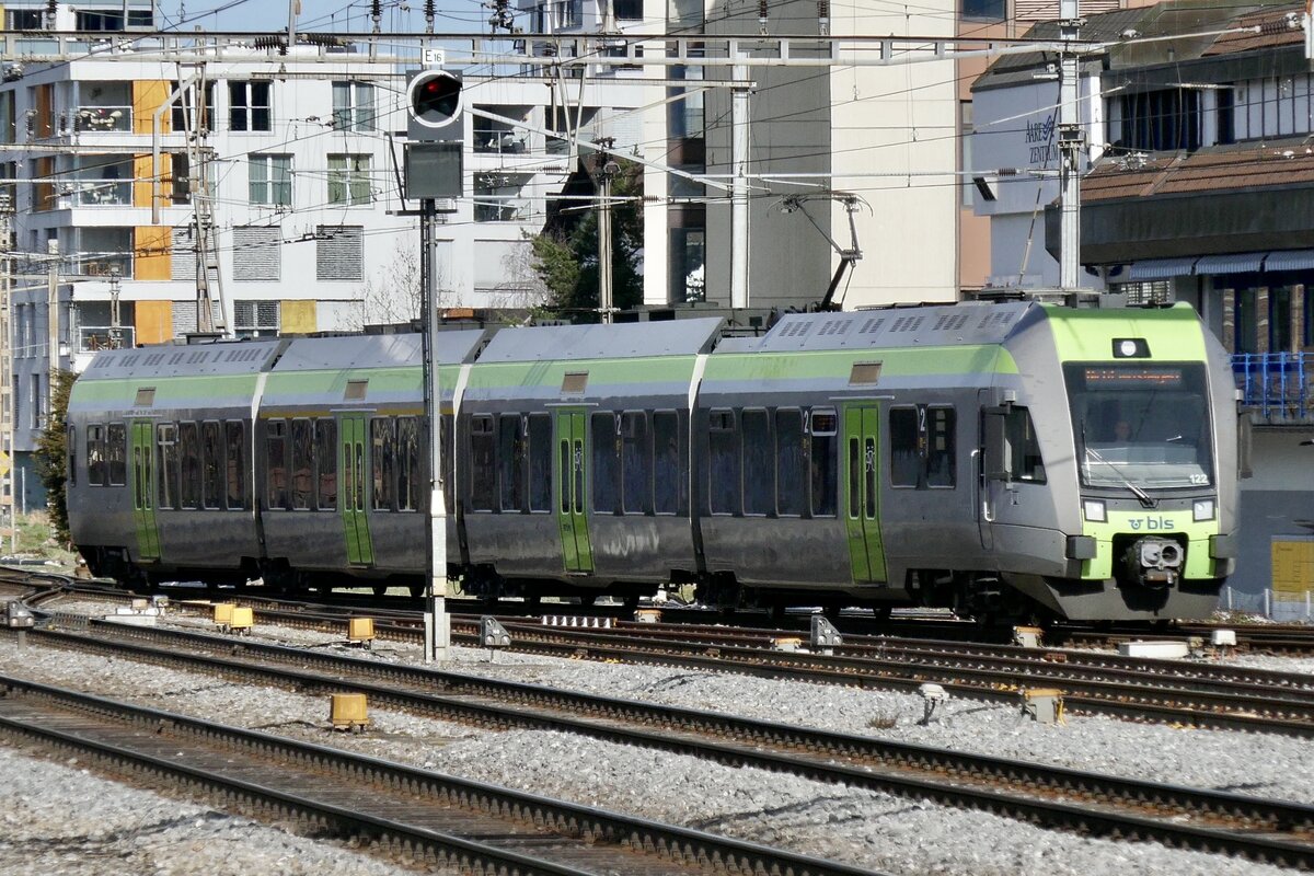 BLS Lötschberger RABe 535 122 am 16.3.23 kurz vor der Einfahrt in Thun.