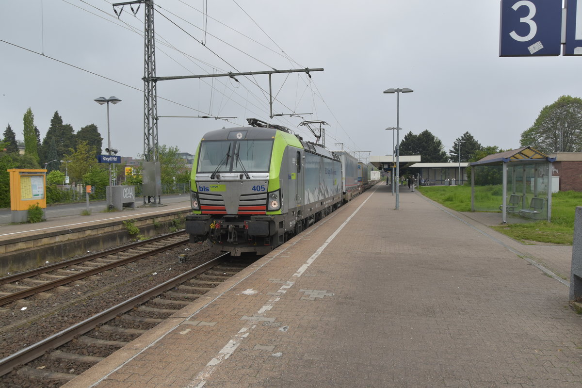 BLS Lok 405 mit einem Klv auf Gleis 3 durch Rheydt Hbf gen Köln fahrend. 7.5.2017