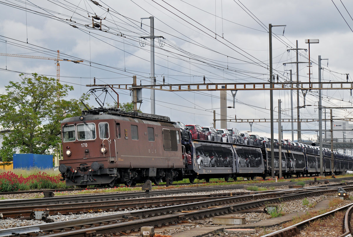 BLS Lok 425 170 durchfährt den Bahnhof Pratteln. Die Aufnahme stammt vom 24.05.2016.