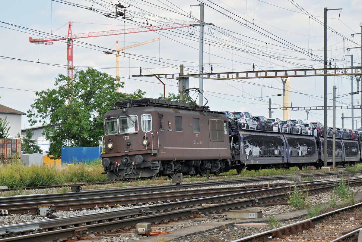 BLS Lok 425 173 durchfährt den Bahnhof Ptatteln. Die Aufnahme stammt vom 16.07.2016.