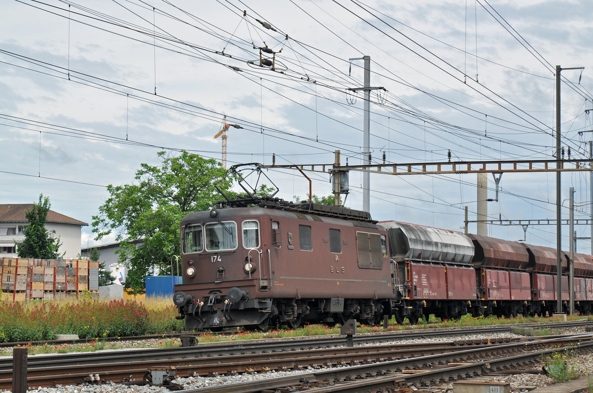 BLS Lok 425 174 durchfährt den Bahnhof Pratteln. Die Aufnahme stammt vom 16.06.2016.