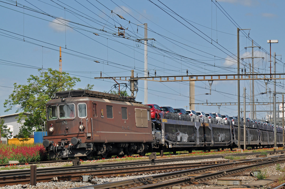 BLS Lok 425 176 durchfährt den Bahnhof Pratteln. Die Aufnahme stammt vom 28.05.2016.