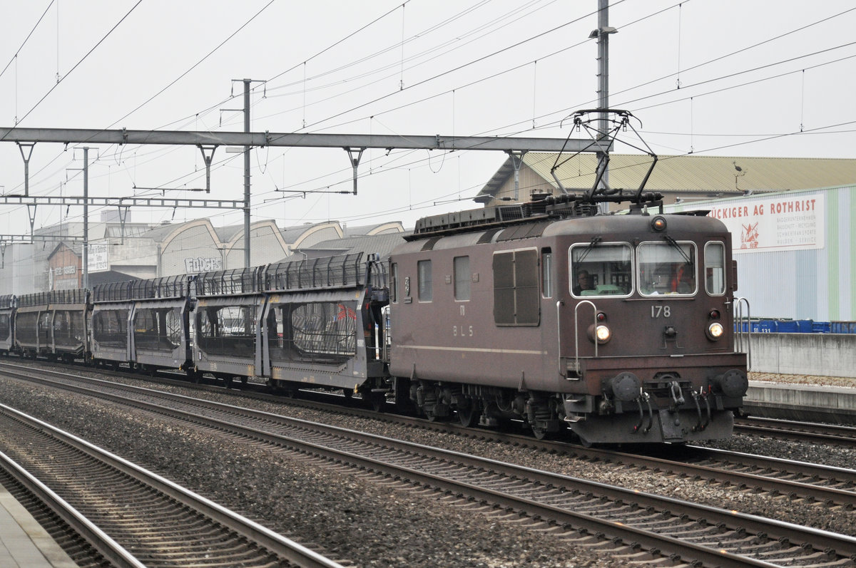 BLS Lok 425 178 durchfährt bei trübem Wetter den Bahnhof Rothrist. Die Aufnahme stammt vom 08.12.2016.