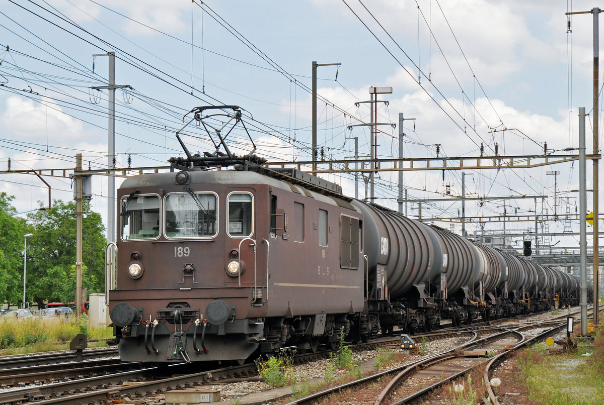 BLS Lok 425 189 durchfährt den Bahnhof Pratteln. Das abzweigende Gleis führt auf eine Strasse und in ein Industriegebiet, von wo aus auch diese Aufnahme am 28.06.2016 entstand. 