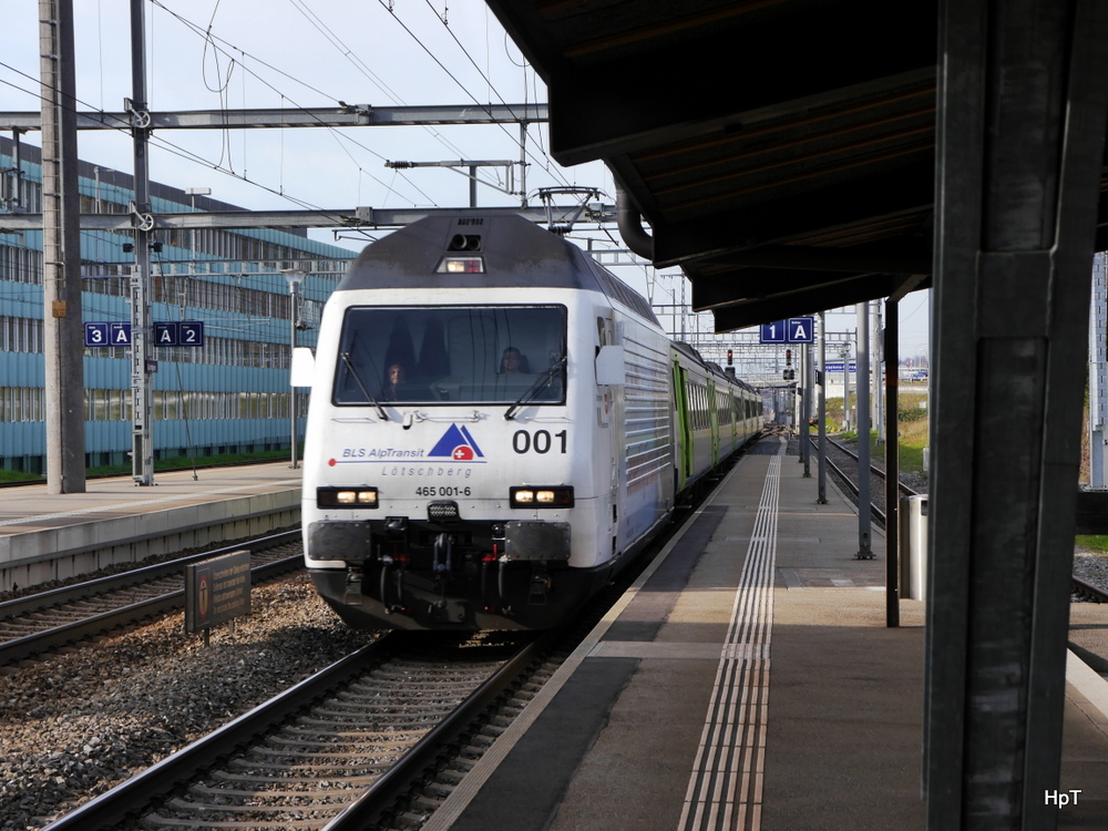 BLS - Lok 465 001-6 mit RE Bern - Luzern bei der durchfahrt im Bahnhof Gümligen am 22.11.2014