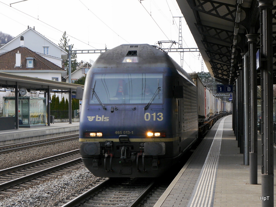 BLS - Lok 465 013-1 vor Güterzug bei der durchfahrt in Sissach am 07.03.2015