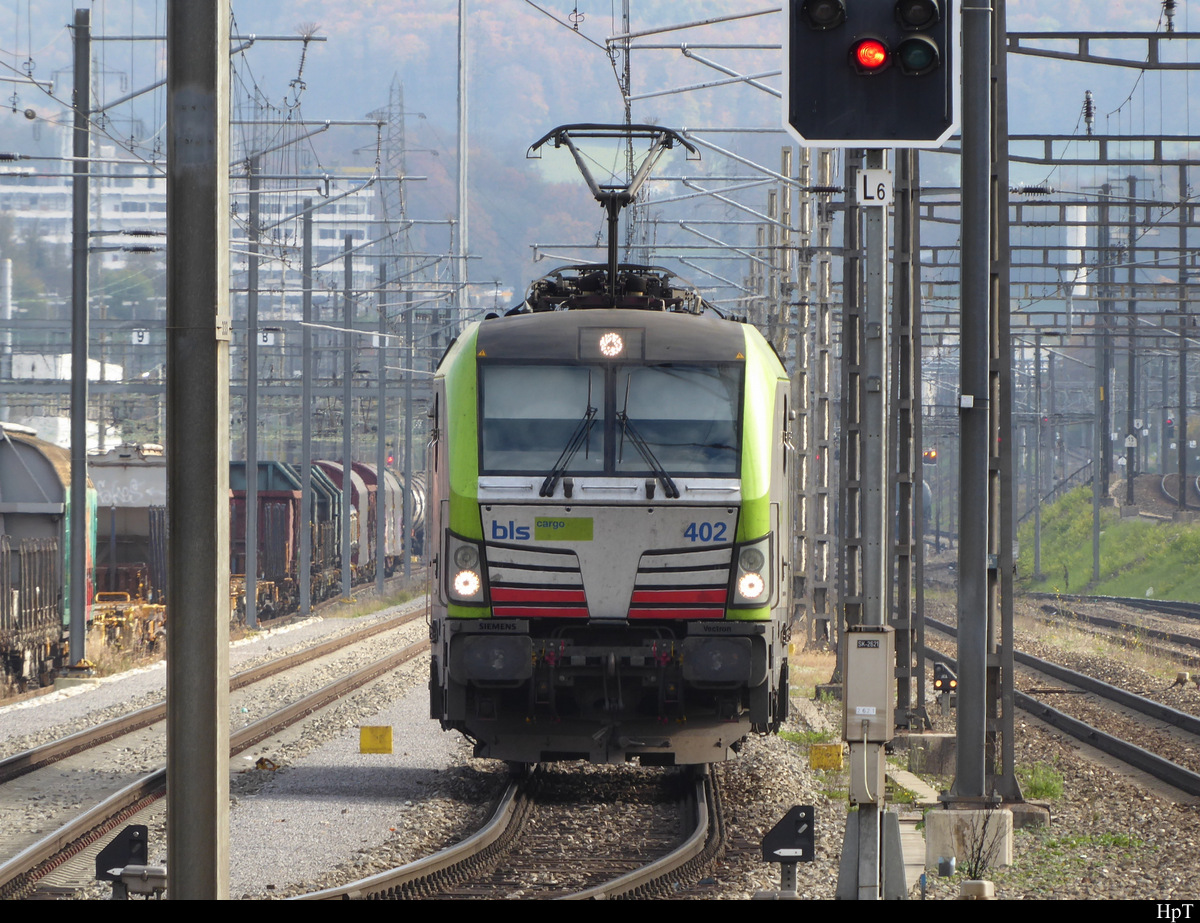 BLS - Lok 475 402 im Rangierbahnhof von Muttenz am 09.11.2019  … Standort des Fotografen im Bahnhofsareal von Muttenz 