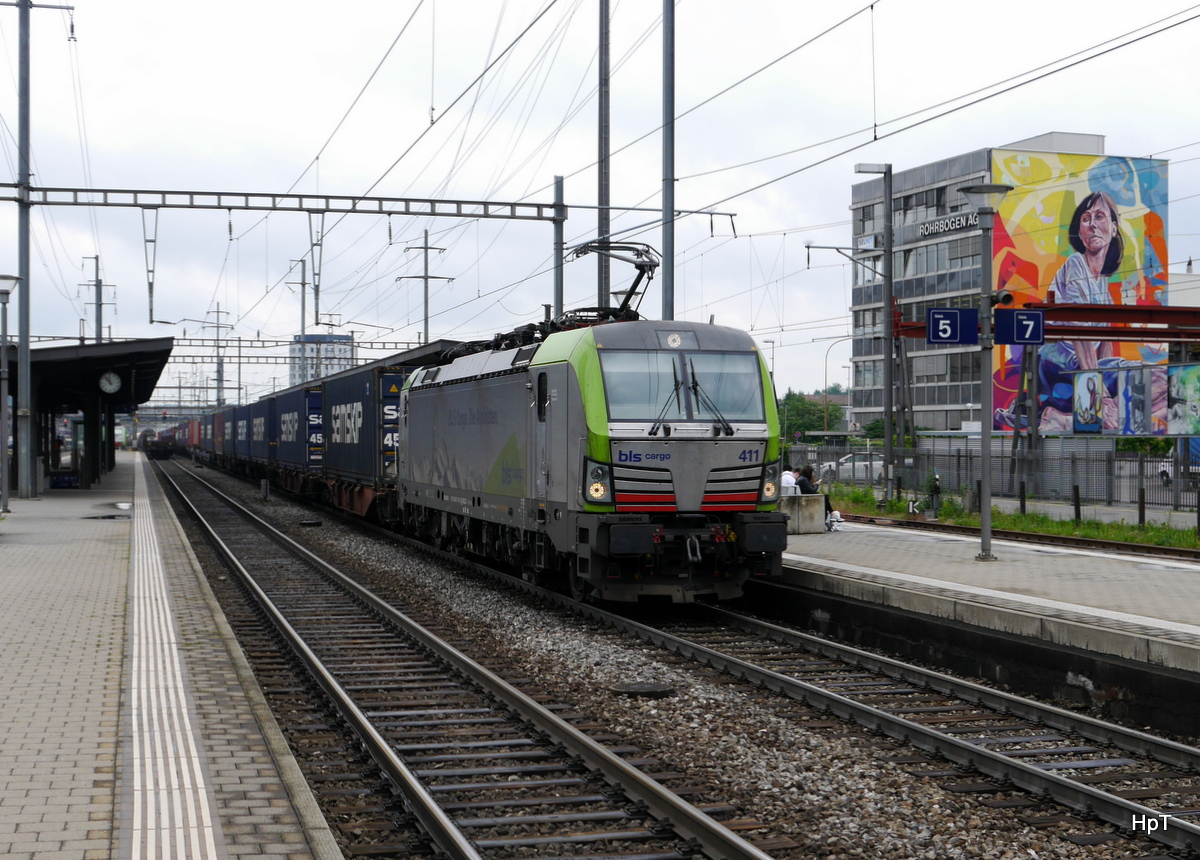 BLS - Lok 475 411 mit Güterzug unterwegs im Bahnhof Prattelen am 17.05.2018