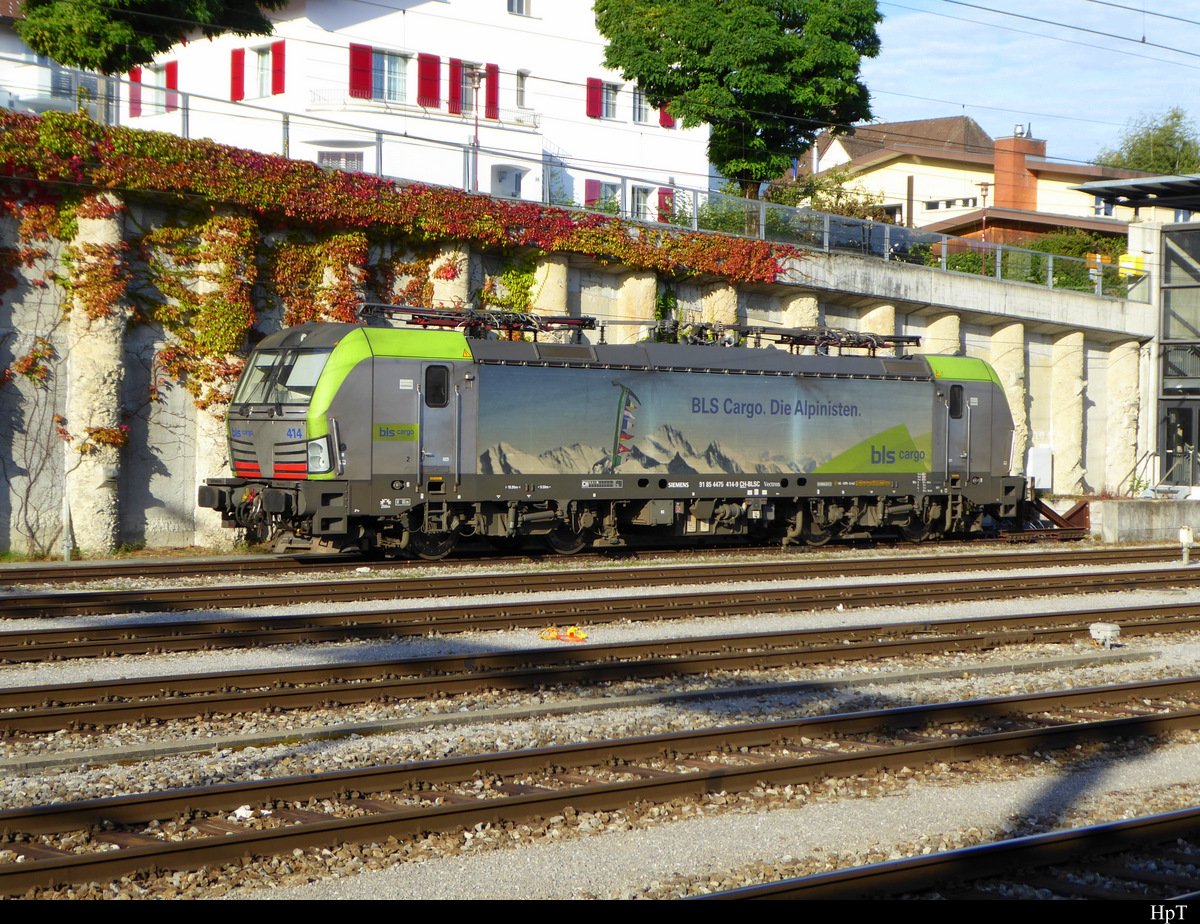 BLS - Lok 475 414-9 abgestellt im Bahnhofsareal in Spiez am 22.09.2019