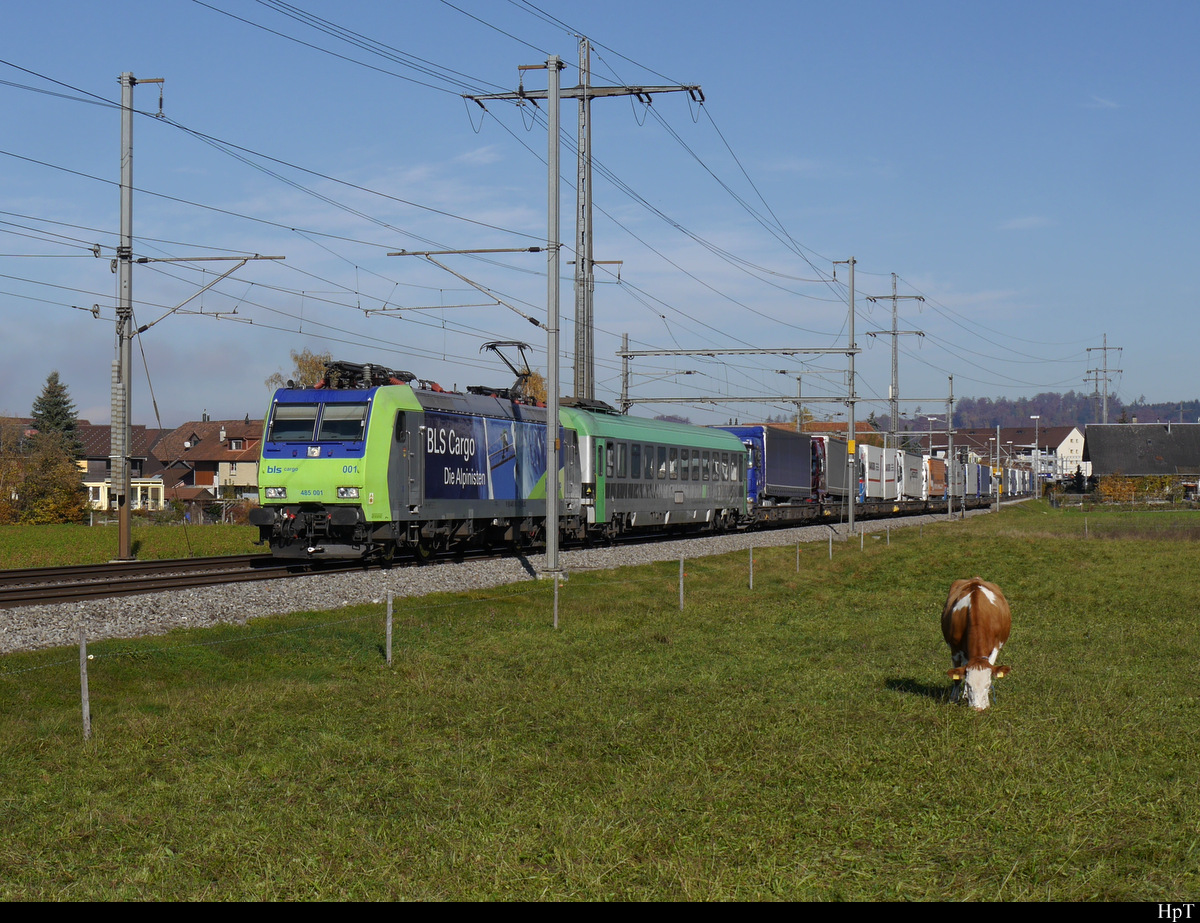 BLS - Lok 485 001 mit Rolla unterwegs in Richtung Bern bei Lyssach am 31.10.2020
