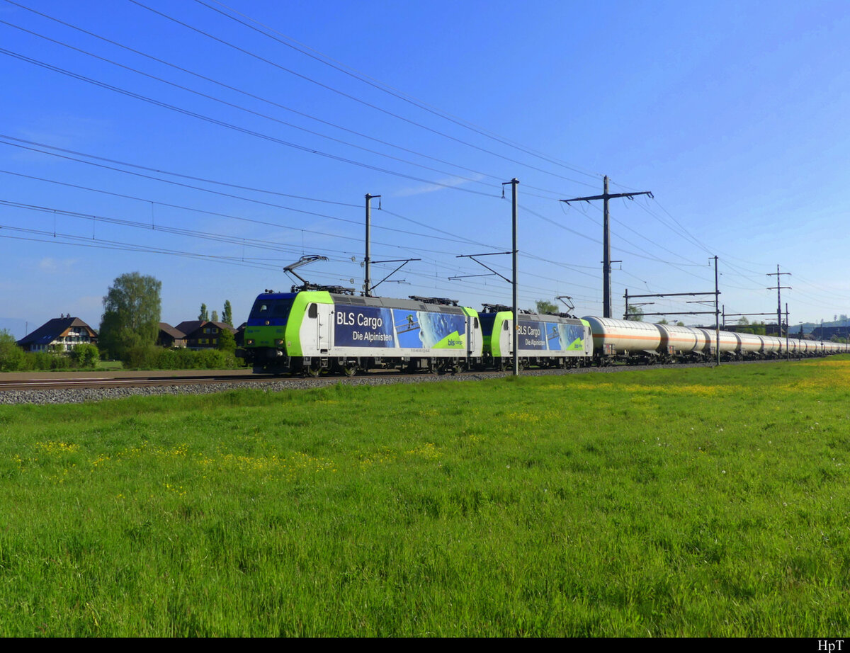 BLS - Lok 485 002 + 485 007 mit Güterzug unterwegs bei Lyssach am 02.05.2022