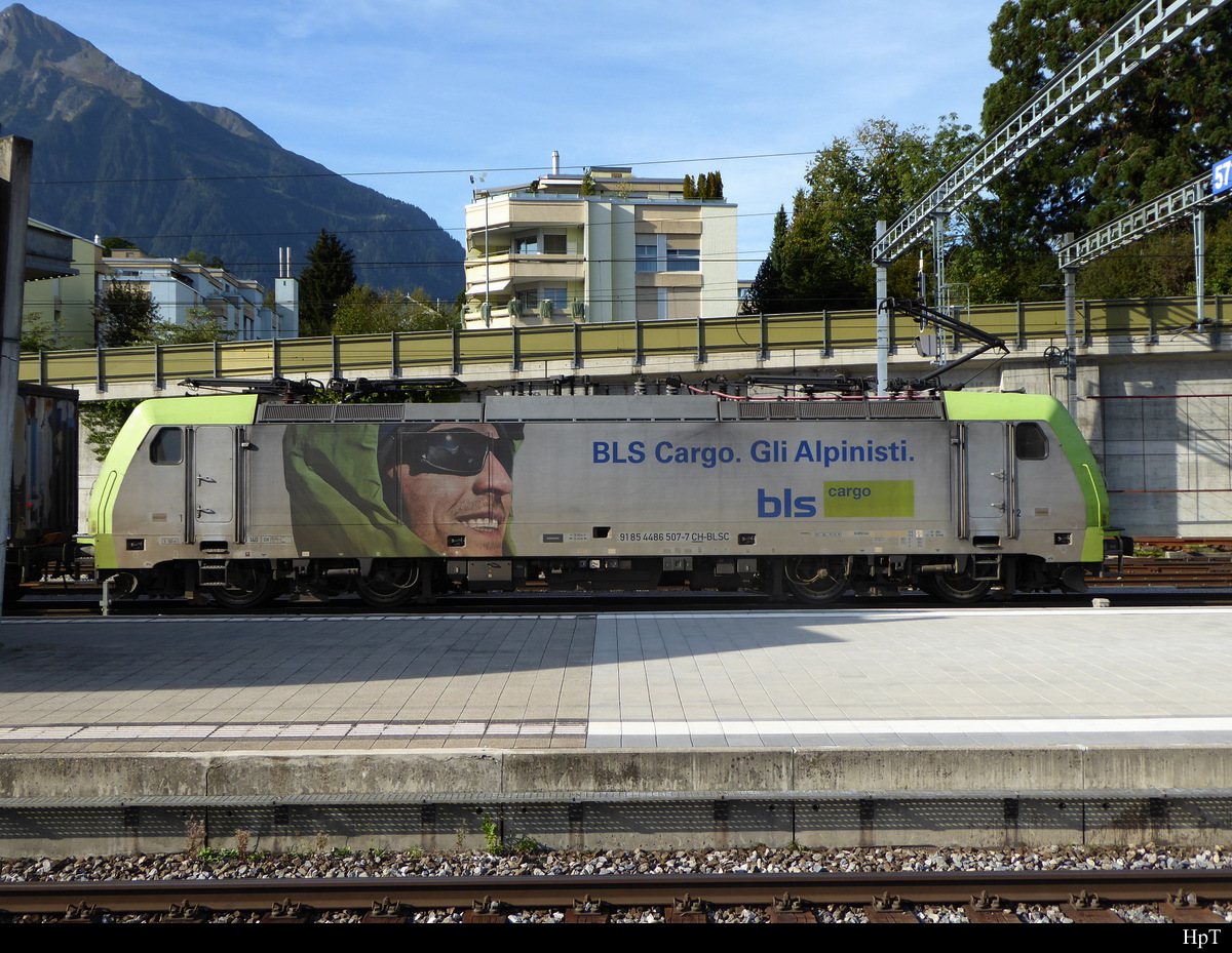 BLS - Lok 486 507-7 vor einem Güterzug im Bahnhofsareal in Spiez am 22.09.2019