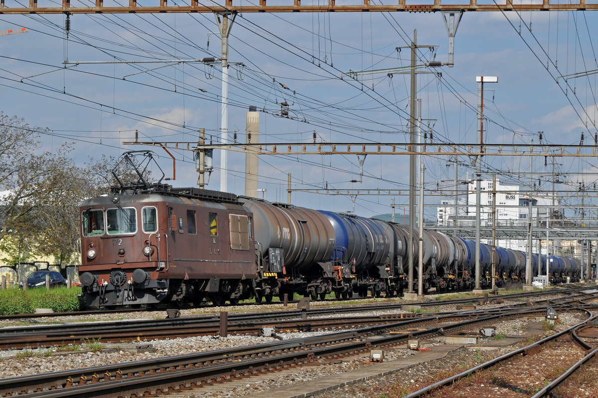 BLS Lok Re 425 172 durchfährt den Bahnhof Pratteln. Die Aufnahme stammt vom 04.05.2016.