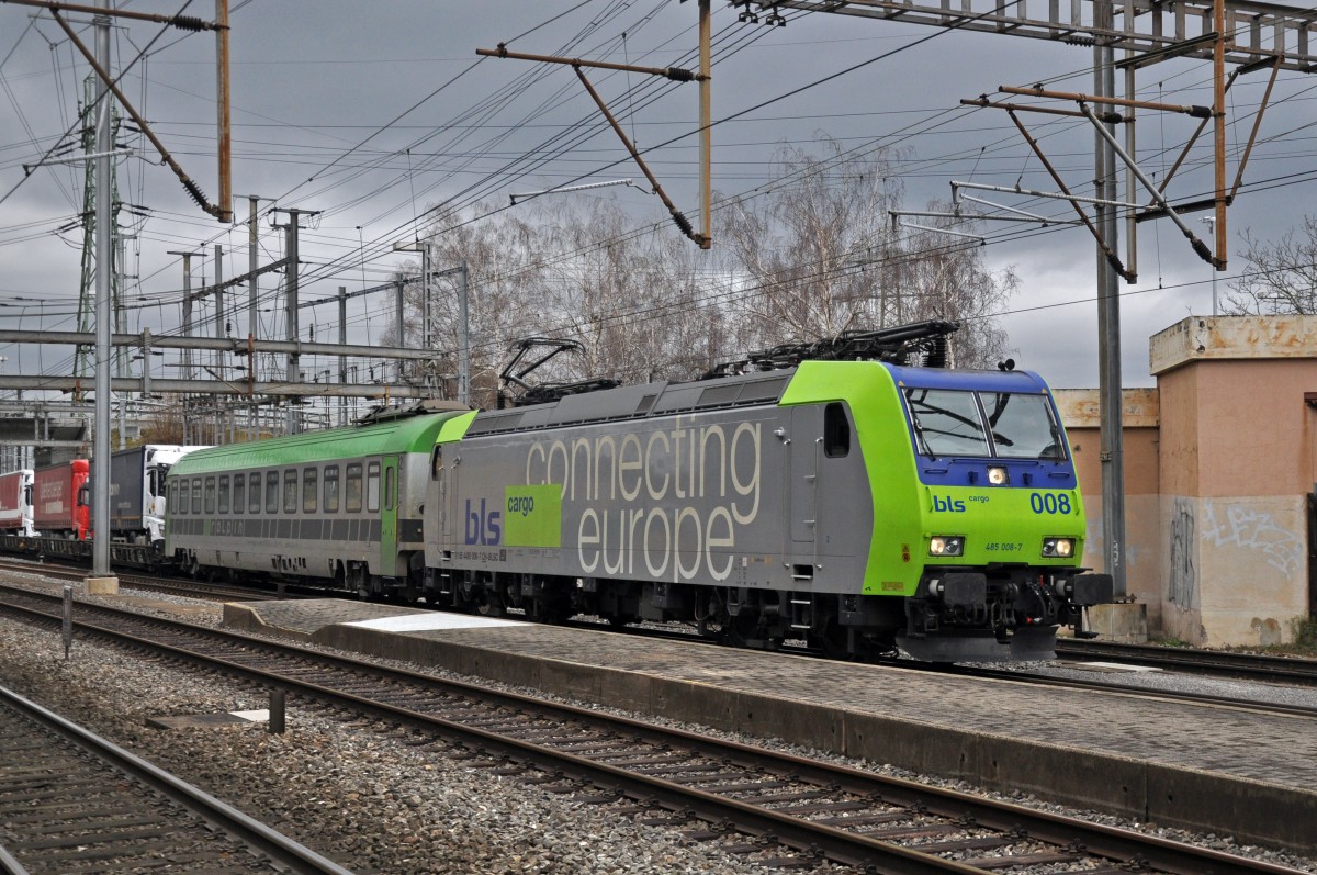 BLS Lokomotive 485 008-7 durchfährt den Bahnhof Muttenz. Die Aufnahme stammt vom 15.02.2014.