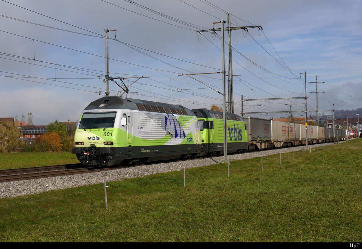 BLS - Loks 465 001 + 465 011 vor Güterzug unterwegs in Richtung Bern bei Lyssach am 31.10.2020