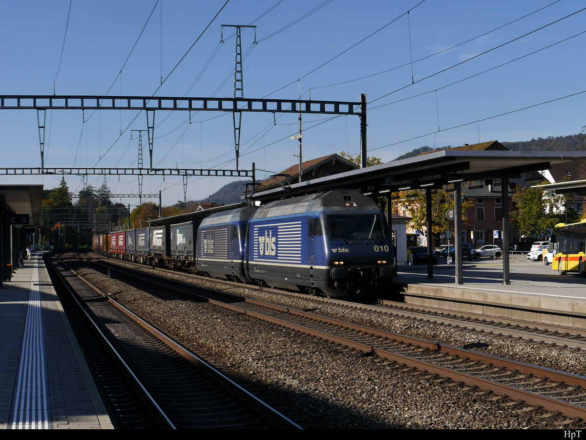 BLS - Loks 465 010 + 465 018 vor Güterzug bei der durchfahr im Bahnhof Sissach am 26.10.2019