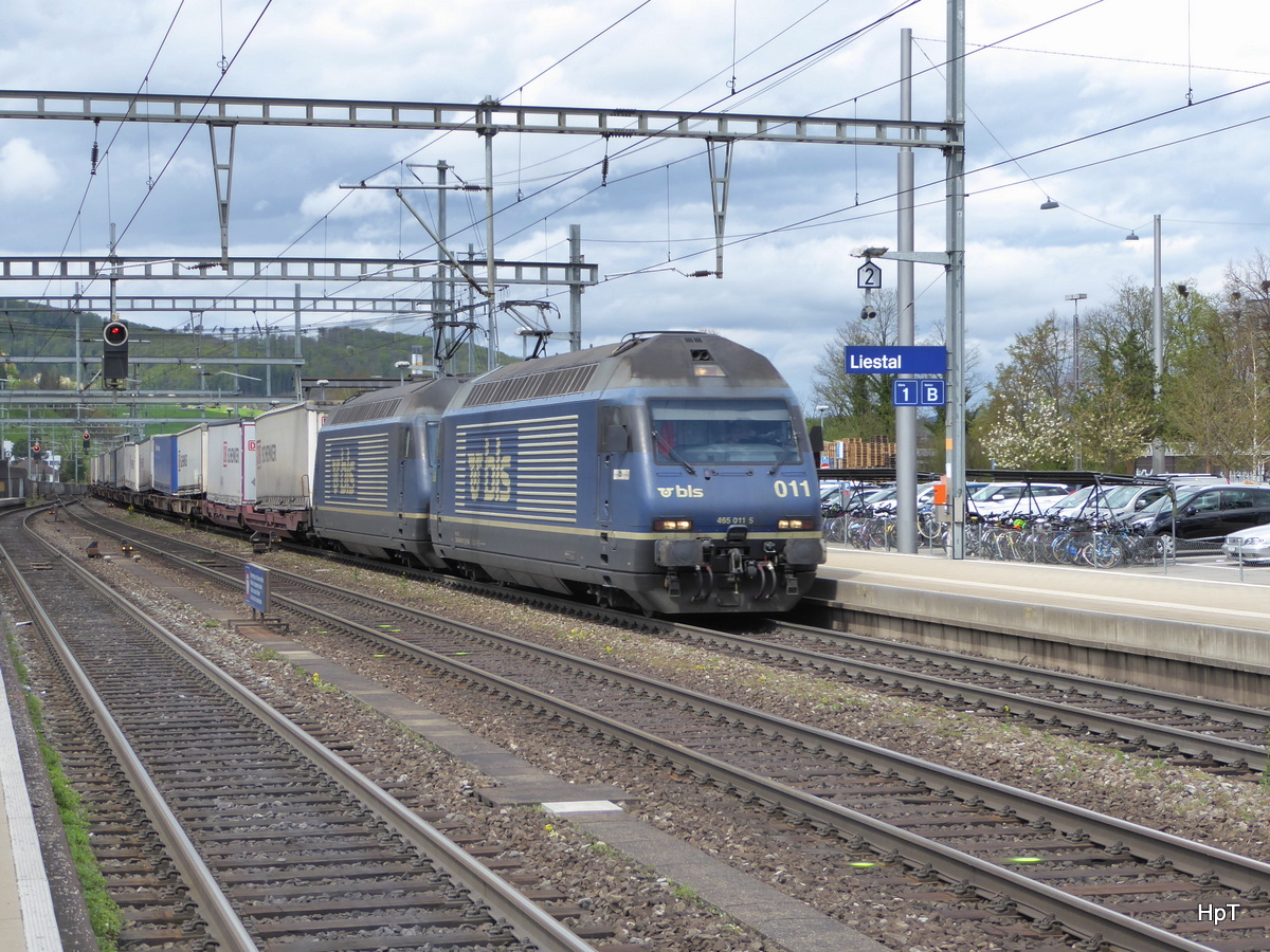 BLS - Loks 465 011-5 und 465 012-3 mit Güterzug bei der durchfahrt im Bahnhof von Liestal am 16.04.2016
