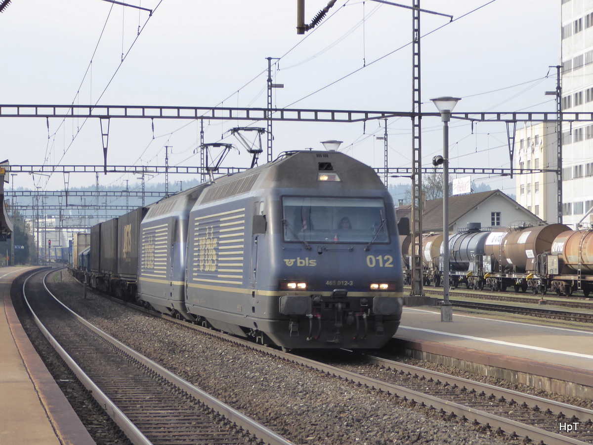 BLS - Loks 465 012-3 + 465 ... mit Güterzug bei der durchfahrt im Bahnhof Herzogenbuchsee am 03.04.2016
