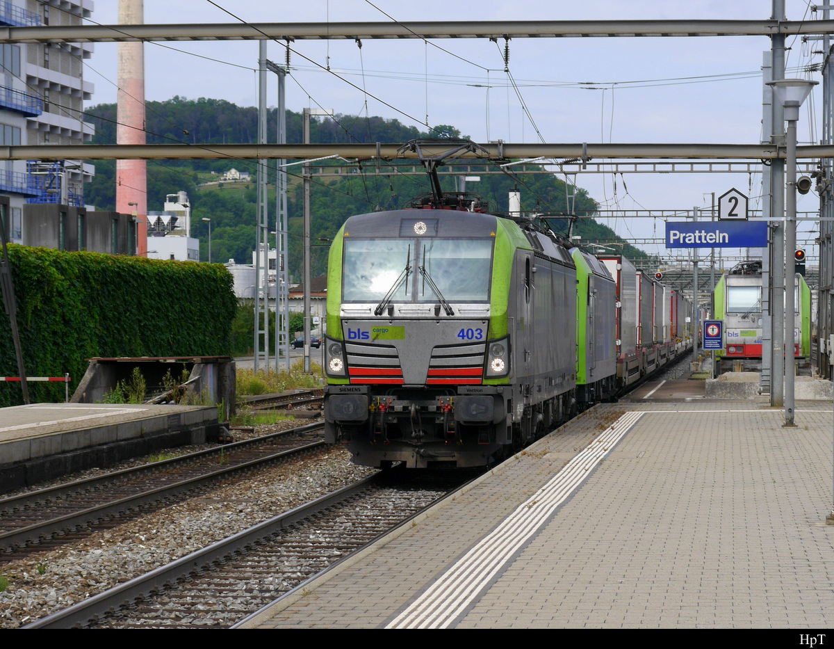 BLS - Loks 475 403 und 485 010 vor Güterzug bei der Durchfahrt im Bahnhof Prattelen am 27.07.2019